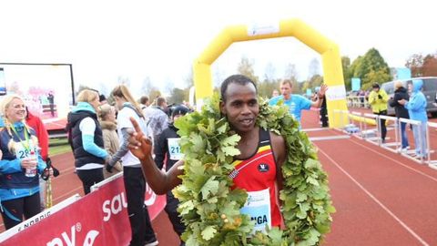 Знаменитый кениец Мукунга выиграл очередной забег в Эстонии 