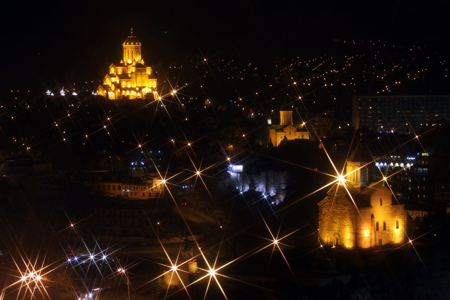 Skats uz Tbilisī naktī. Ilustratīvs attēls