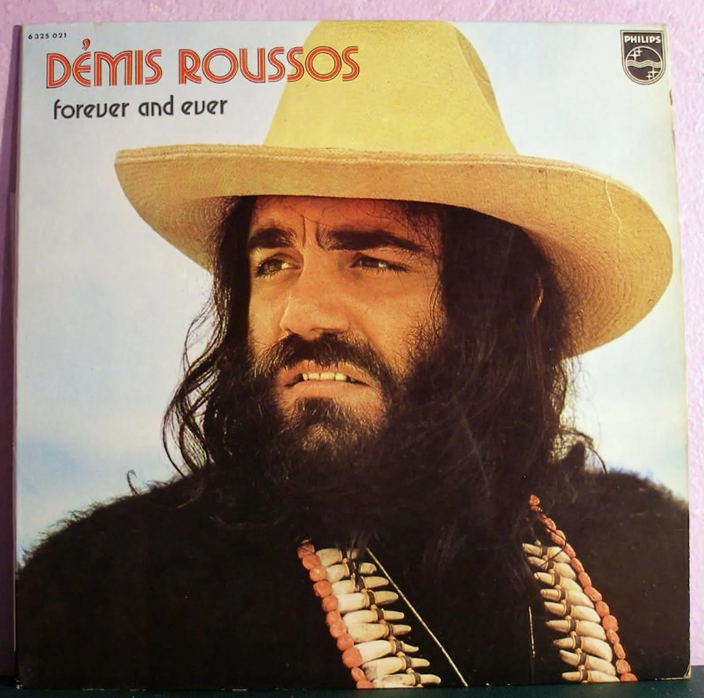 Vanameister Demis Roussos esineb suvel Haapsalu Piiskopilinnuse õuel