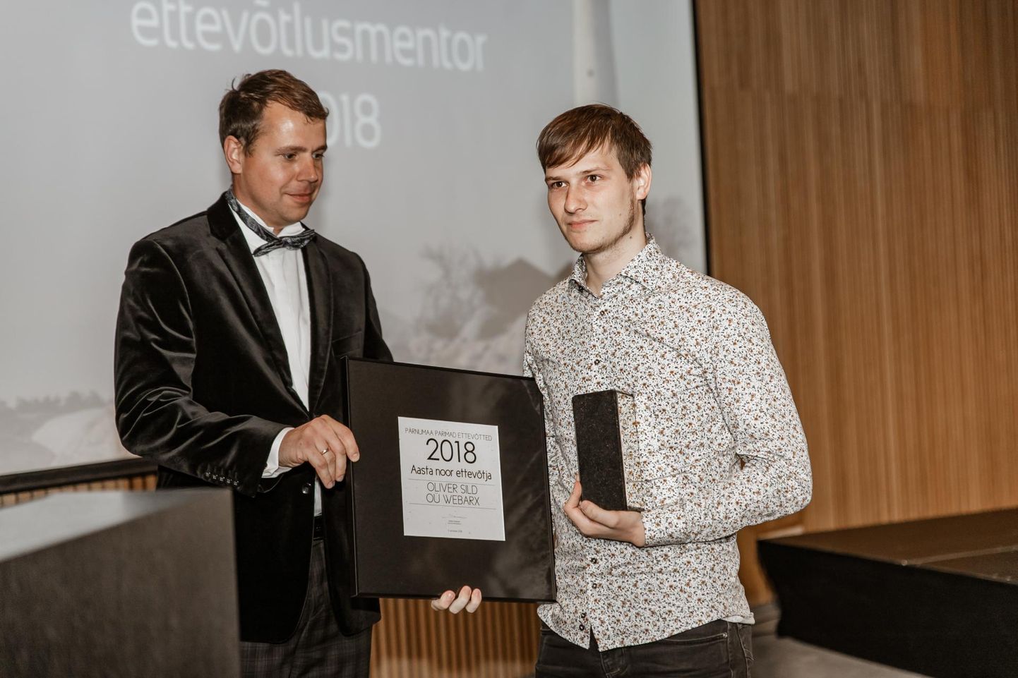 Oliver Sild (paremal) pälvis nii Pärnumaa aasta noore ettevõtja kui julge ettevõtja tiitli.