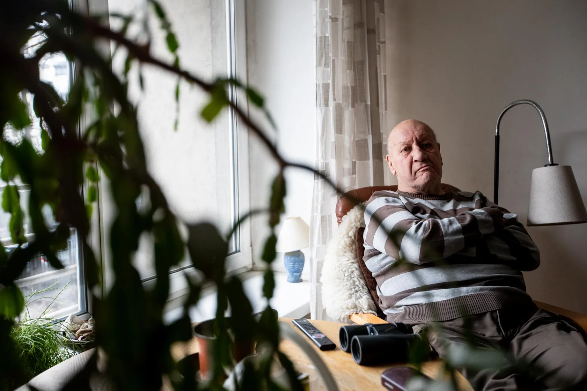 Fred Jüssi elutoas. Binokkel laual on teeninud omanikku nii linnuvaatlustel varem kui ka luule lugemisel täna.