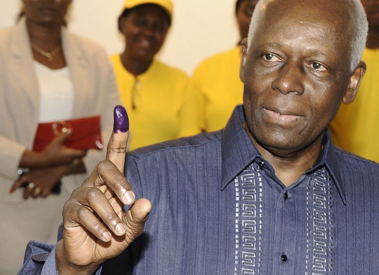Angola president José Eduardo dos Santos 31. augustil 2012 parlamendivalimistel hääletamas