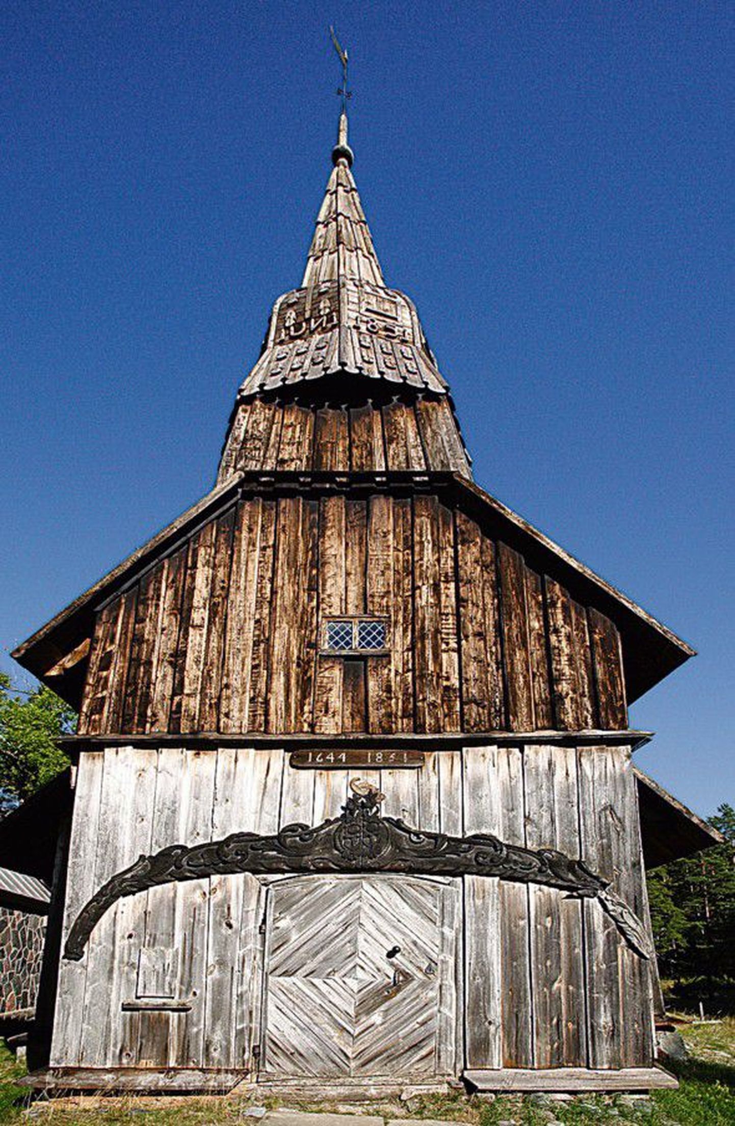 Ruhnu vana ehk Magdaleena kirik. Eesti vanim, aastail 1643–1644 püstitatud ja kogu Euroopas unikaalse arhitektuuriga puitehitis. Arvatavasti 1755. aastal lisati kirikule madala torniga lääne-eeskoda, mille portaalil on laeva barokne ahtrikaunistus. Kiriku ehitamise aastaist pärinevad altar, kantsel ja pingistik, mille otsalaudadel leidub peremärke ja sümboolseid nikerdusi.