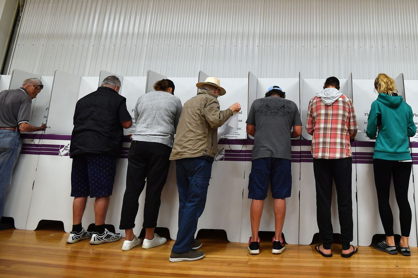 Austraallased valimissedeleid täitmas.