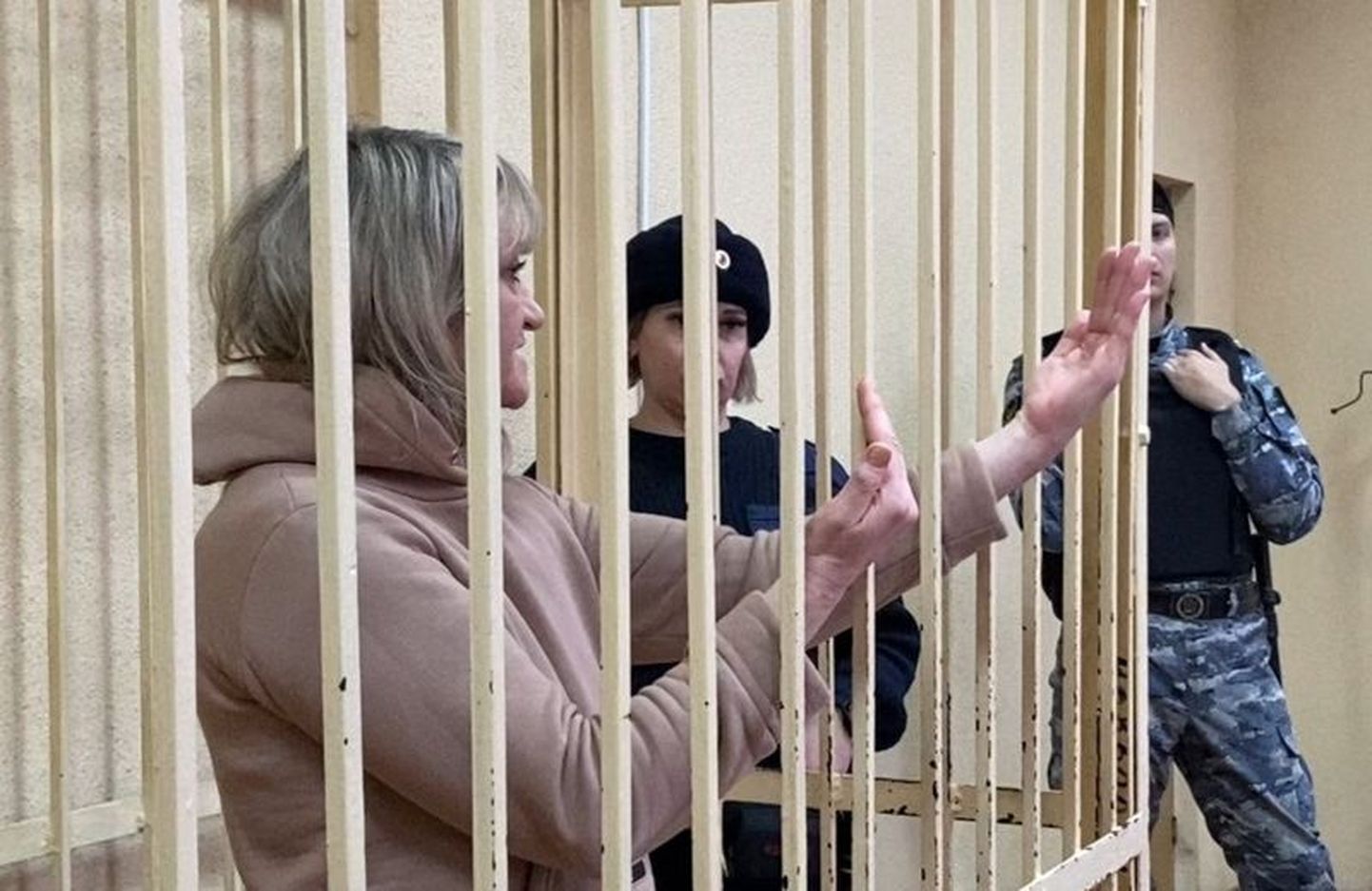 Охранница Галина Черткова рассказала на суде, что ей было трудно следить одновременно и за детьми, входящими в школу, и за школьным двором