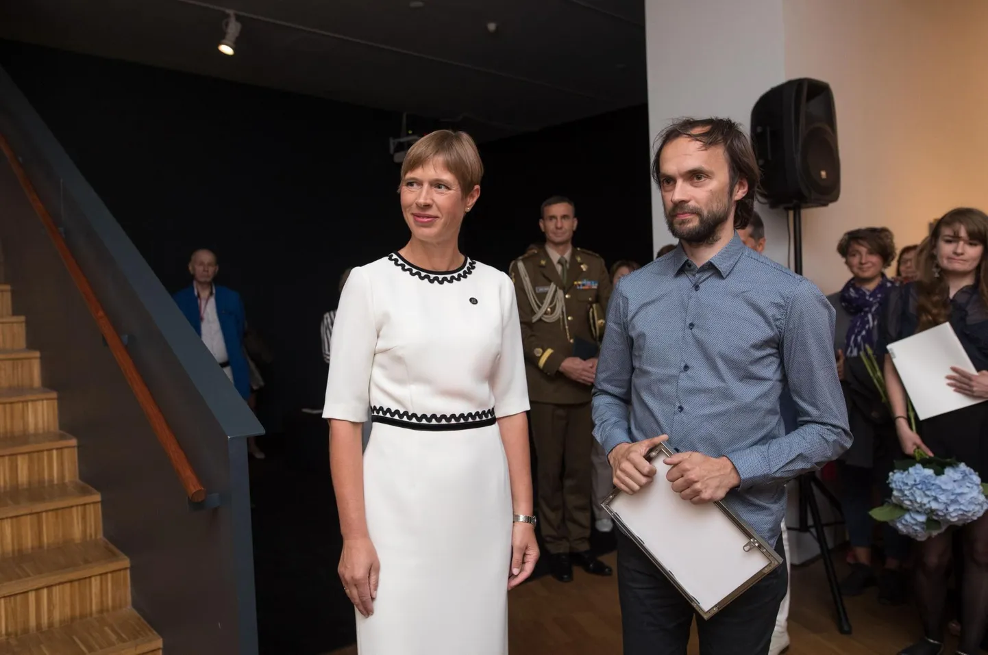 Konrad Mägi sihtasutuse preemia andis Eero Epnerile üle Eesti Vabariigi president Kersti Kaljulaid Konrad Mäe uue isikunäituse avamisel. FOTO: Raul Mee