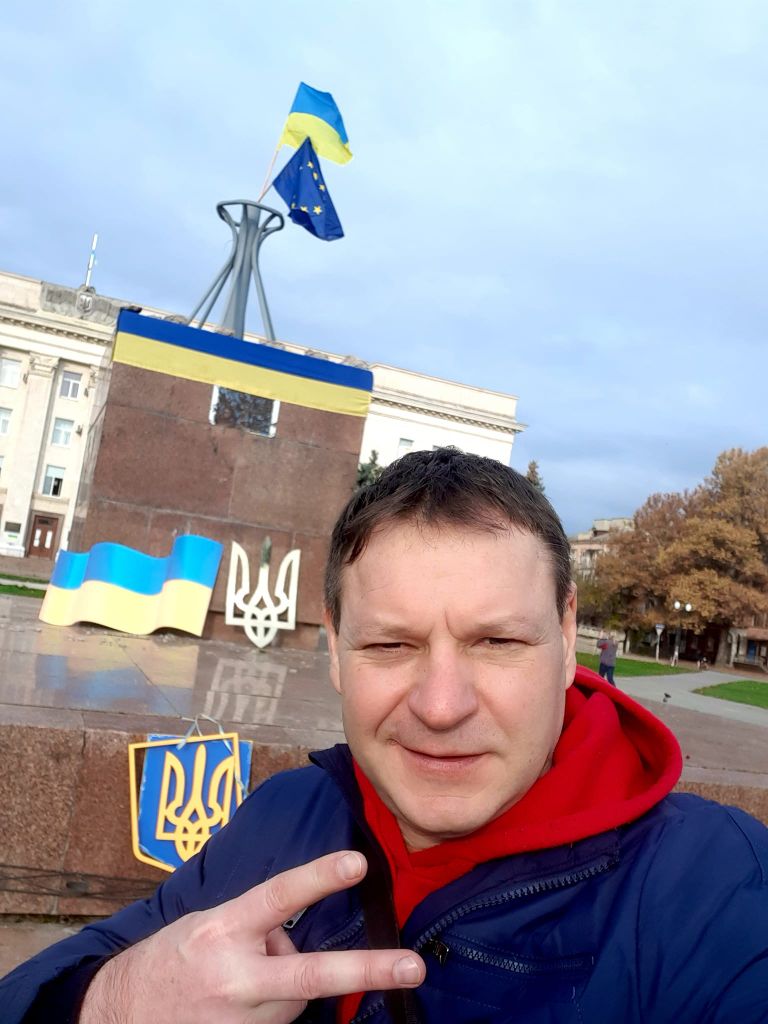 Проукраинский активист Игорь Цуркан не скрывает эмоций, радуясь освобождению родного города.