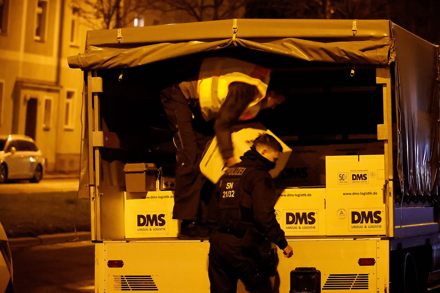 Chemnitzis toimunud reidi käigus paremäärmuslikult rühmituselt konfiskeeritud materjalide laadimine autosse.