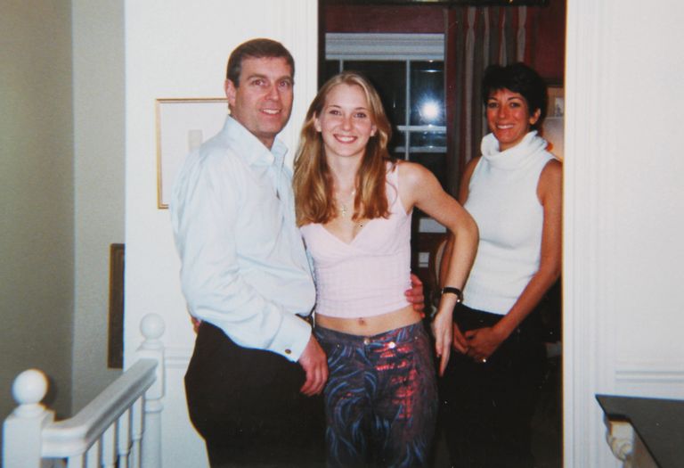 Prints Andrew (vasakul) koos noore neiu, Virginia Robertsiga. Paremal on Ghislaine Maxwell. Foto on tehtud aastal 2001. 