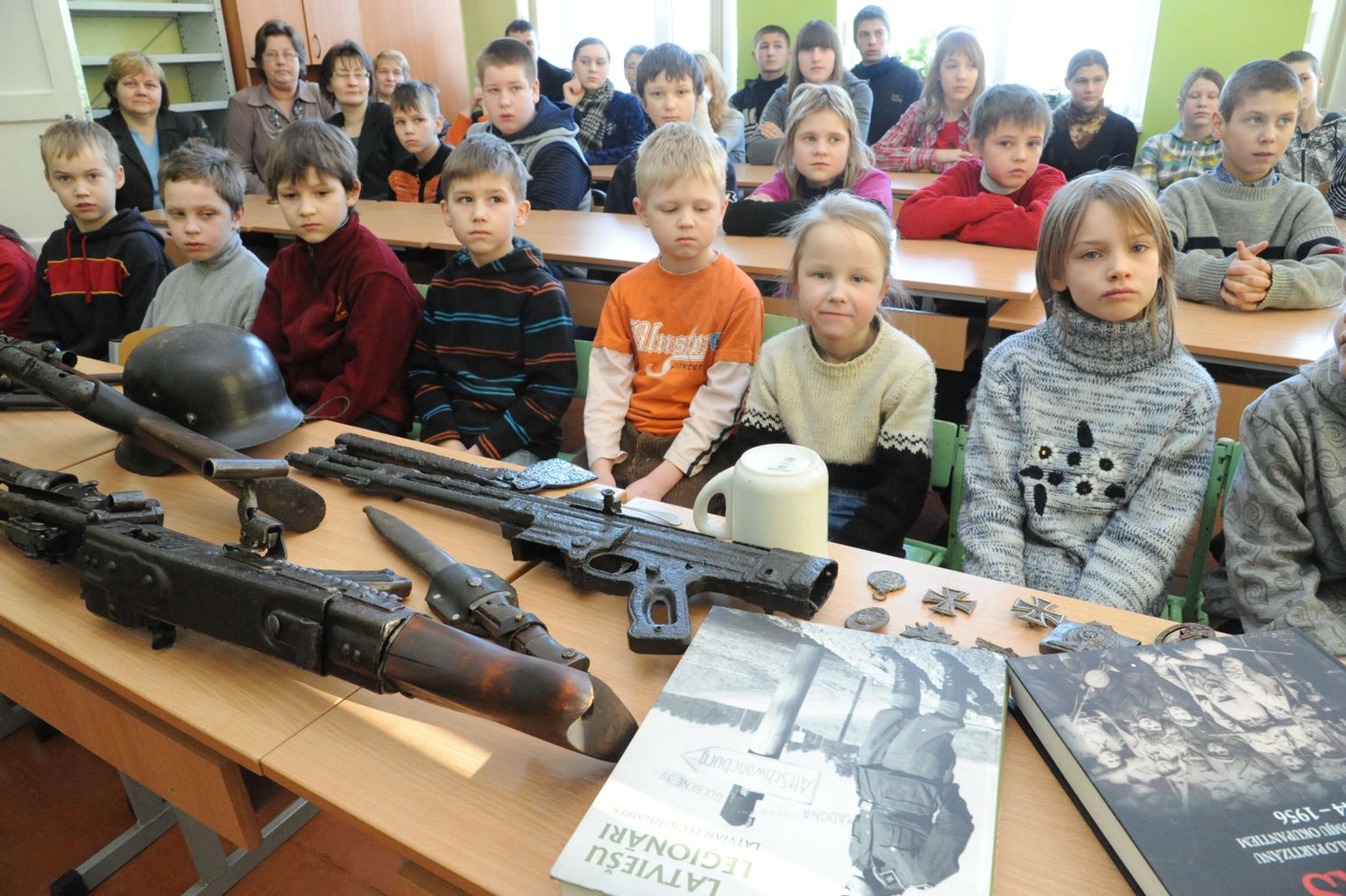 Läti koolilapsed isamaatunnis, kus neile tutvustatakse lätlaste Teise maailmasõja aegset varustust.