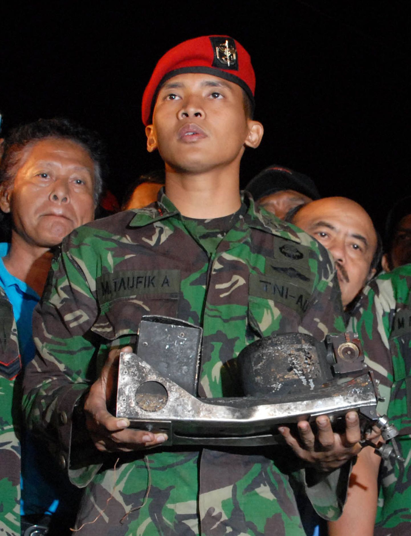 Индонезийский военный демонстрирует журналистам "черный ящик" SuperJet-100.