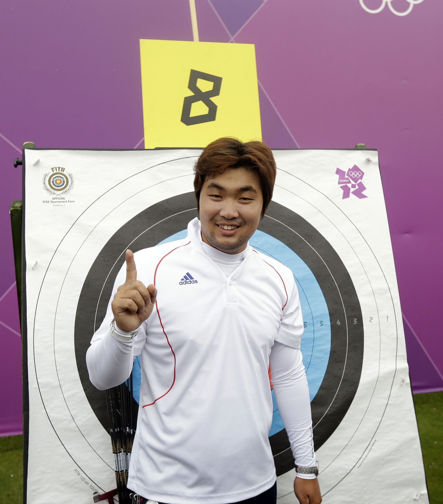 Южнокорейский лучник Им Тон Хён после победы в предварительных соревнованиях Олимпиады.