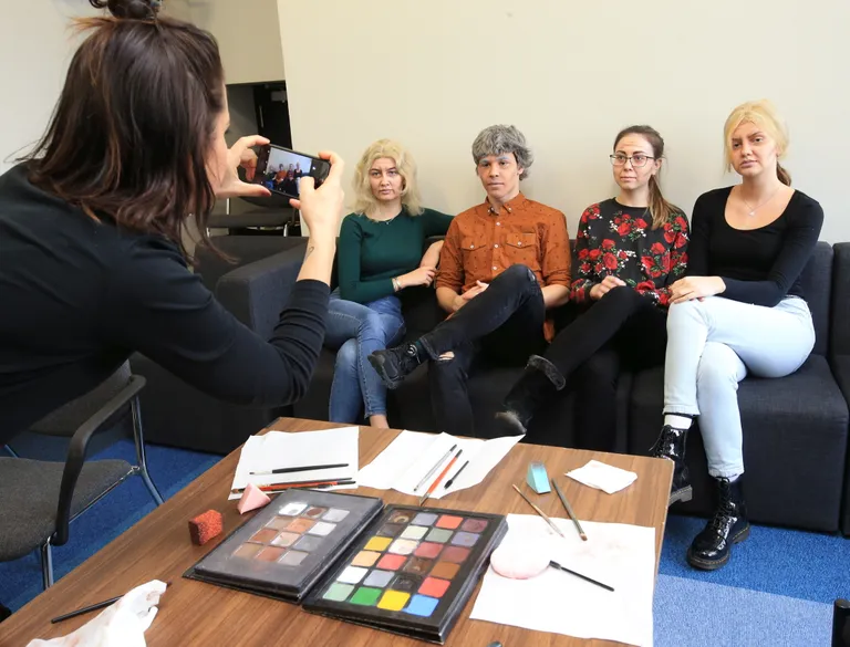 Vanaks grimeeritud õpilasi pildistab Rakvere teatri grimeerija Helena Lahi.