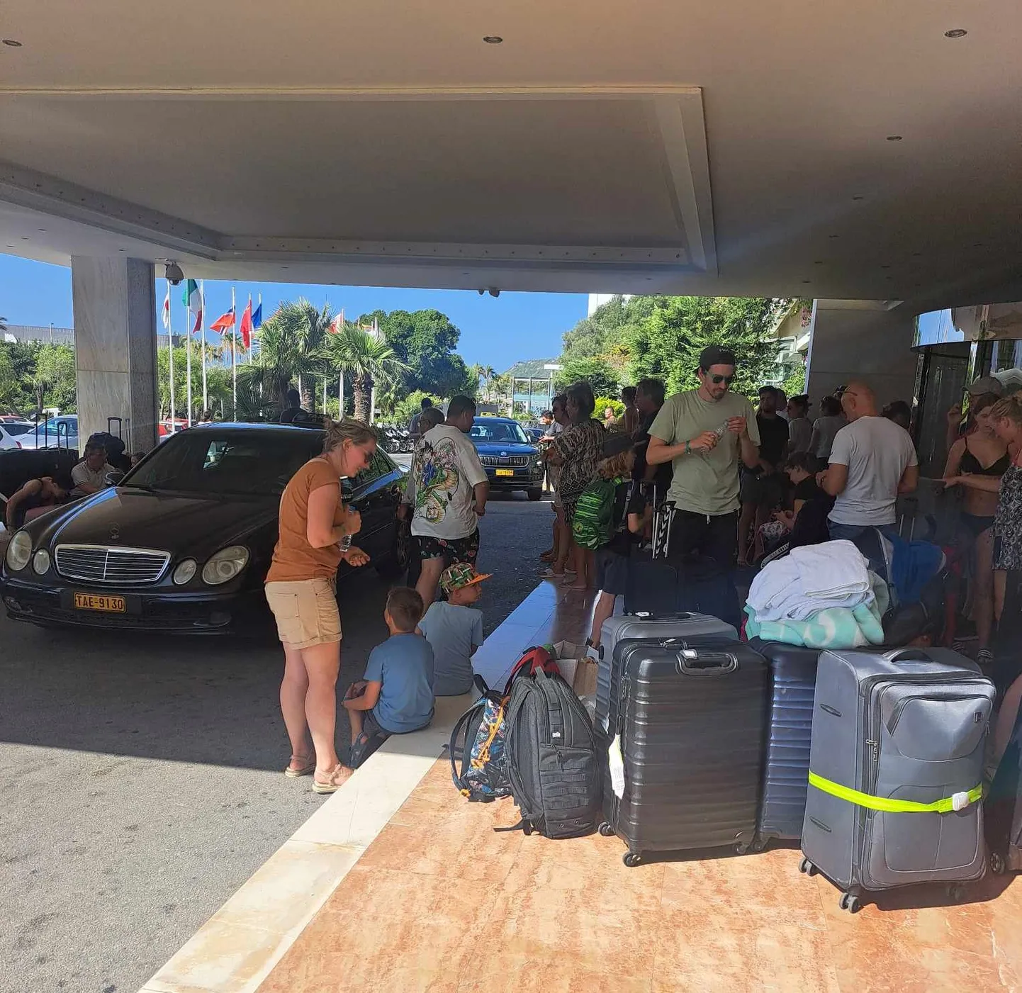 Людей привозят в отель «Родос», чтобы спасти от огня.