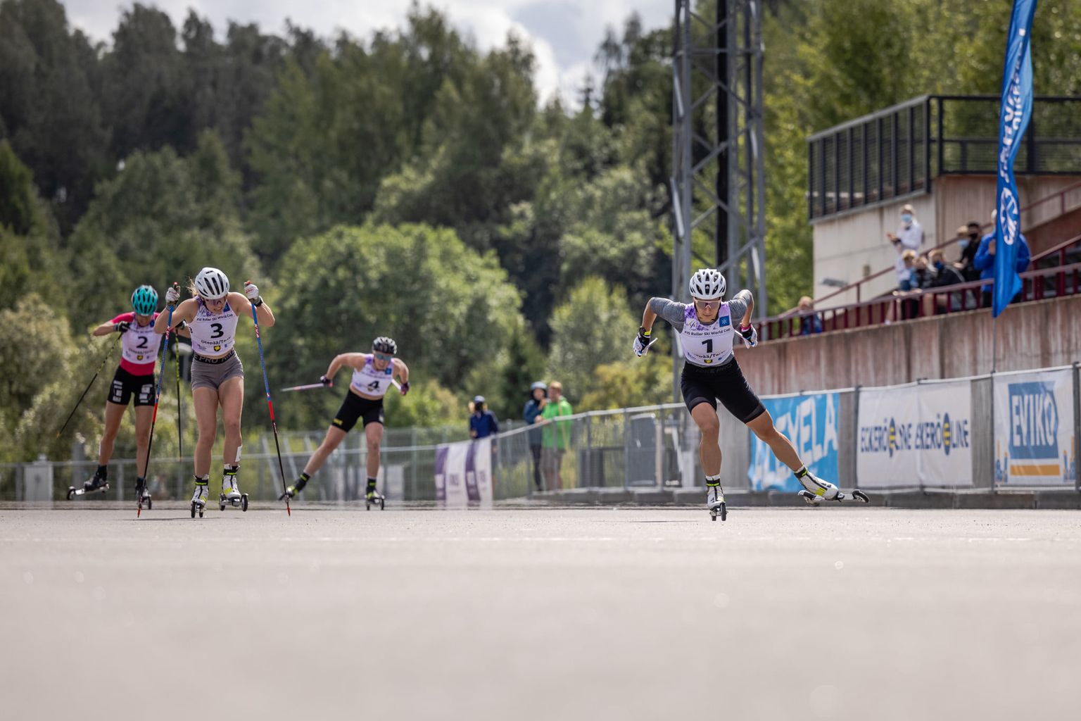 Eesti suusatajate parima tulemuse sõitis välja Mariel Merlii Pulles (nr 3), kes jäi reedeses sprindis alla vaid olümpiapronks Natalia Neprjajevale.