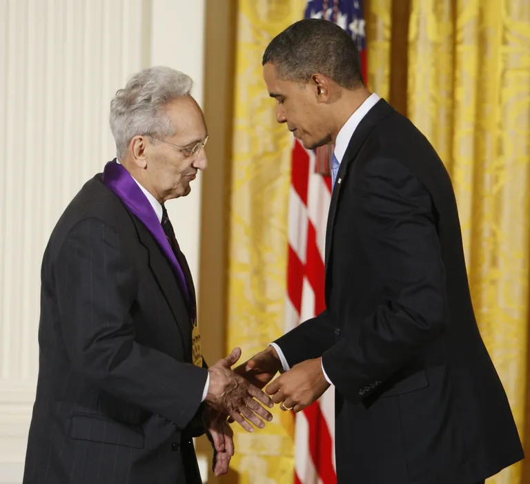 2010. aastal võttis Frank Stella president Barack Obamalt vastu riikliku kunstimedali.