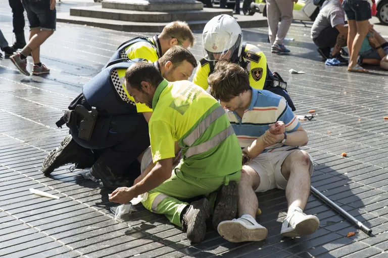 Barcelonas rünnaku järel vigastada saanud.