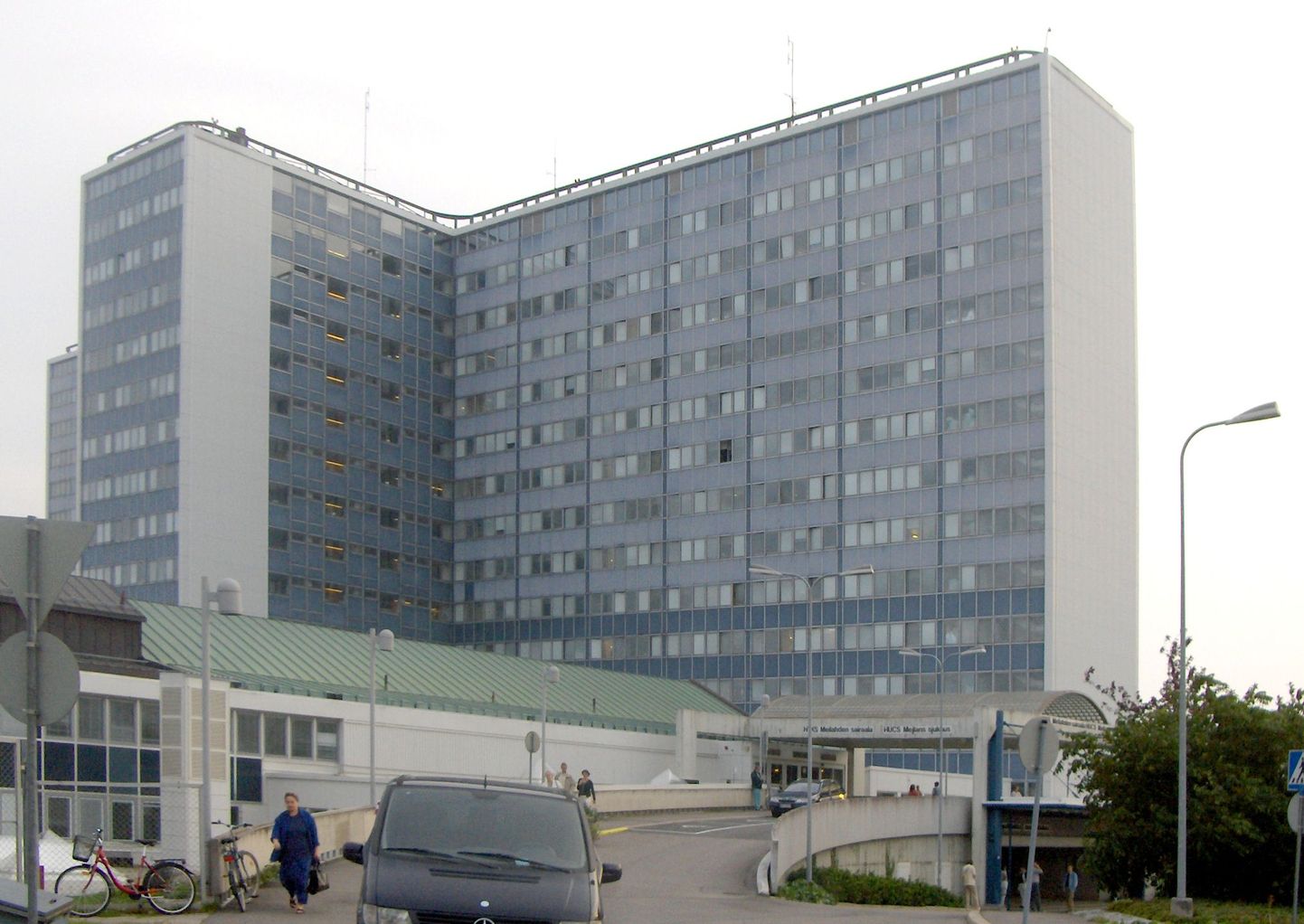 Meilahti haigla, kus ravitakse kahte Hyvinkää tulistamises viga saanud inimest.
