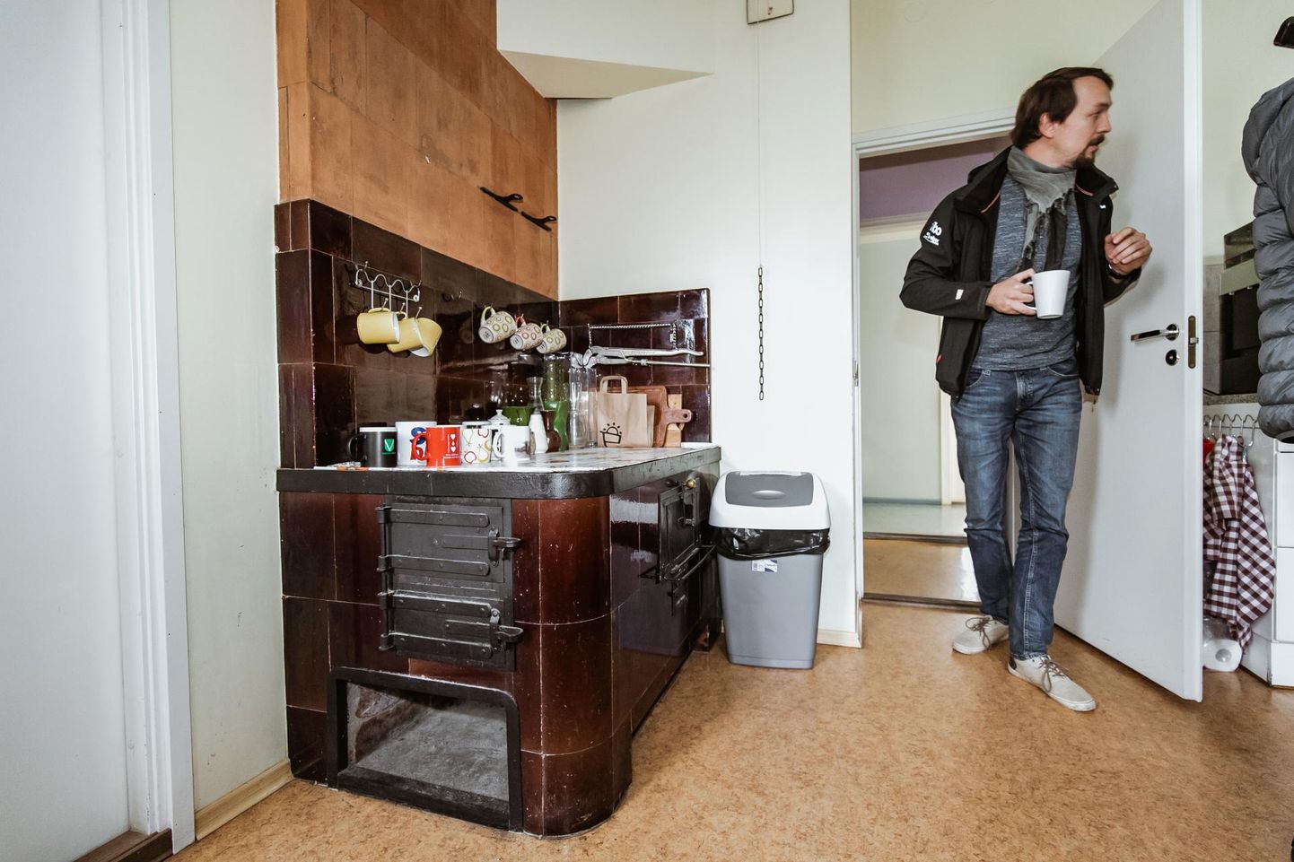 Tori ­vallaarhitekt Kristjan Kullerkan näitab raekojas ­originaalse pliidiga omaaegset korterit, mida töötajad kasu­tavad puhke- ja kohvi­nurgana.