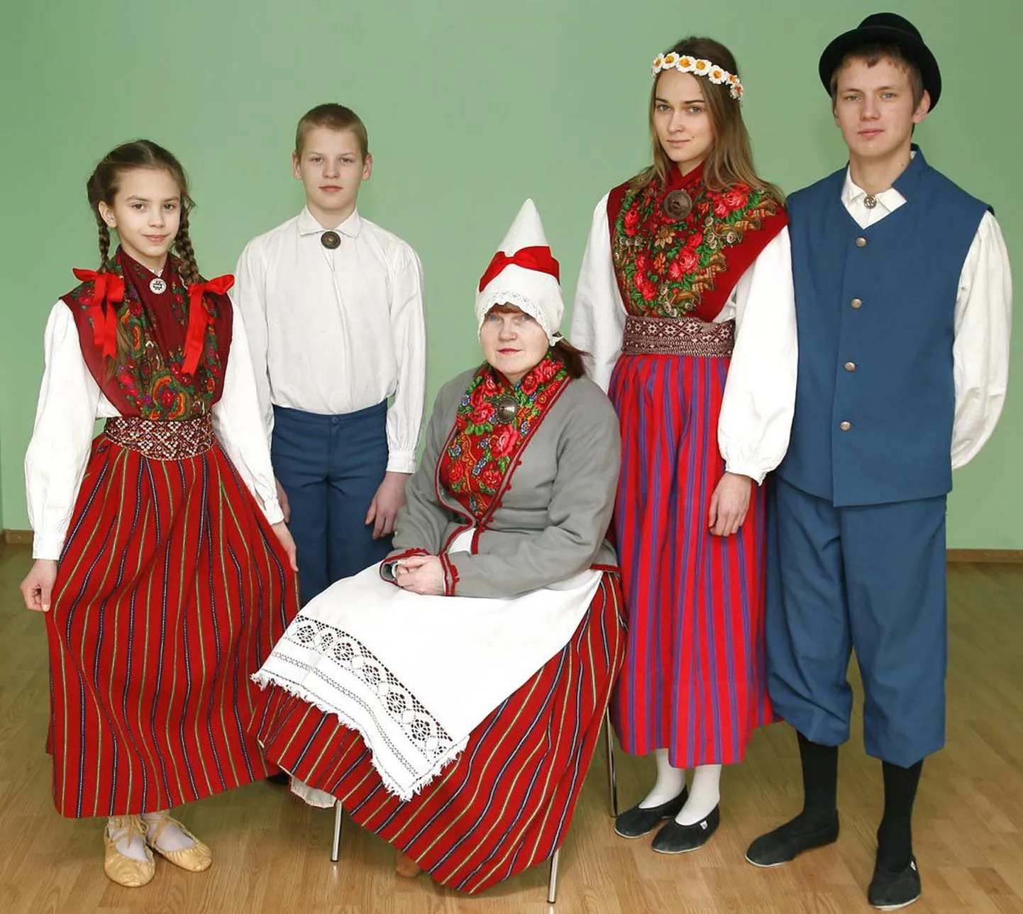 Seelikud rahvatantsijate (vasakult) Sairi Sutti, keskel istuva õpetaja Eve Sinijärve ja Lotta-Marii Kingla seljas on ehk punasevärvilisemad, kui vanasti kanti, hall vammus Eve seljas aga olla tema sõnul just õiget värvi. Sellised peaksid olema ka poiste (vasakult) Greg Hallopi ja Marek Kartau pealisriided. Seevastu ilusad erksad suuremustrilised õlarätikud olla just Saarde rõivaste juurde kuuluvad. 
Pidulikel puhkudel kanti pastelde asemel kingi. 

"Võeti kingad kas või näppu ja pandi enne kirikut jalga, kui taheti kalleid kingi hoida või olid kingad väiksevõitu," teadis Eve.
