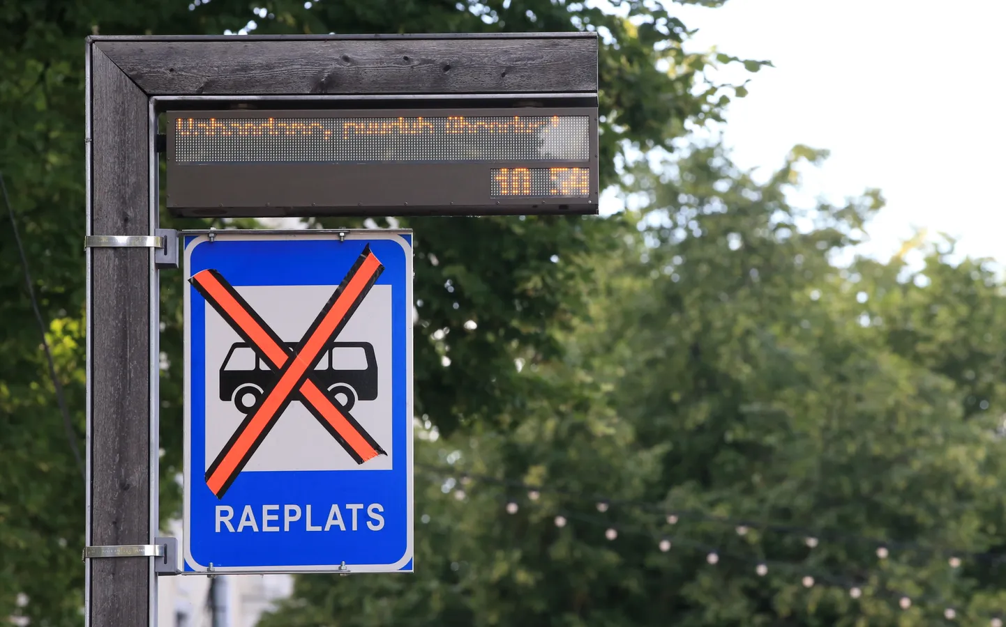 Bussid ei peatu peatustes Raeplats ja Vabaduse puiestee, Palmihoone peatus on ajutiselt viidud Laiale tänavale.