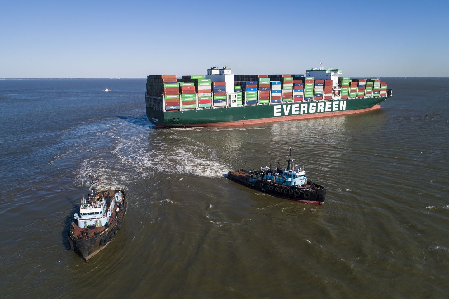 Vaatamata laevafirma Evergreen palgatud päästjate katsetele konteinerilaev madalalt lahti tõmmata ei ole laeva liikuma saadud ning selle massi vähendamiseks hakatakse konteinereid teistele laevadele ümber laadima.
EPA/JIM LO SCALZO