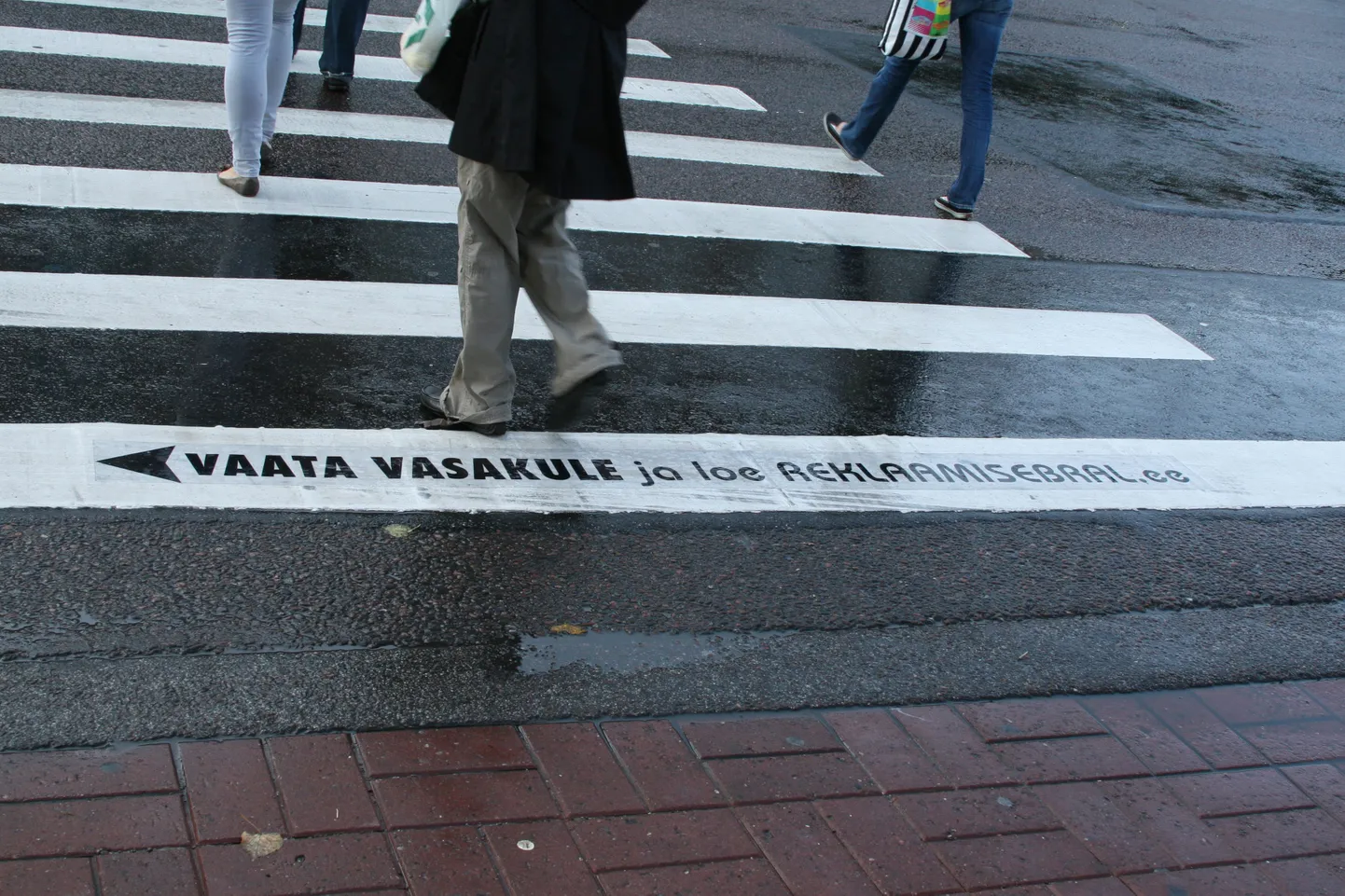 Reklaamkiri Rävala puiestee vöötrajal.