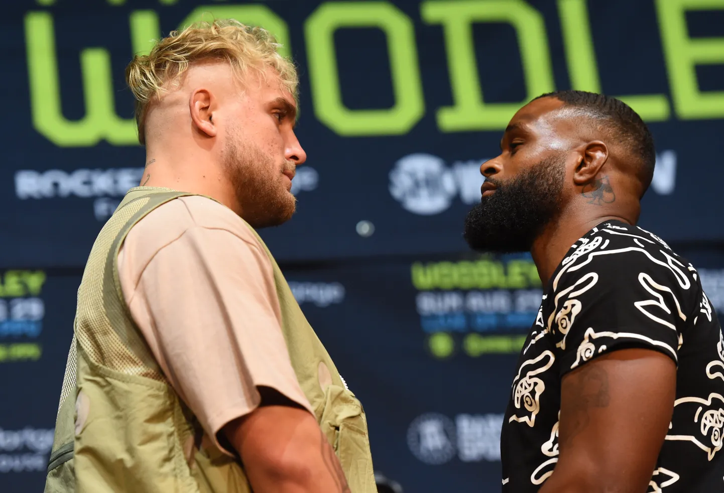 Jake Paul (vasakul) ja Tyron Woodley (paremal) teisipäevasel pressikonverentsil Los Angeleses.