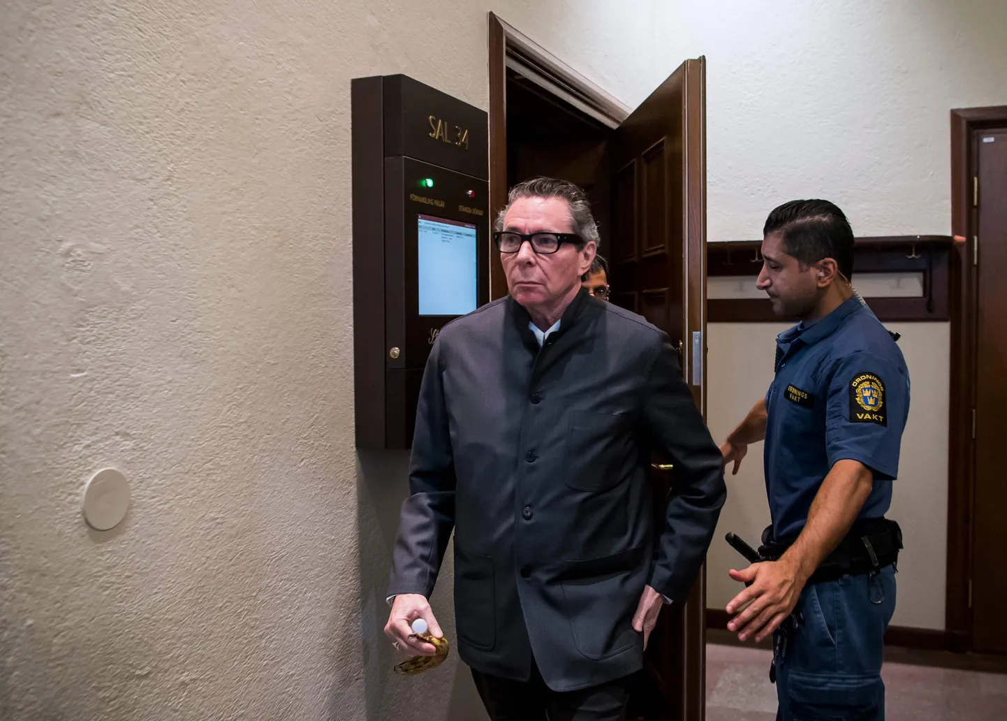 Vägistamises süüdistatav prantslasest fotograaf ja kultuuritegelane Jean-Claude Arnault täna Stockholmi kohtus. Mees võeti kuni otsuse väljakuulutamiseni vahi all.