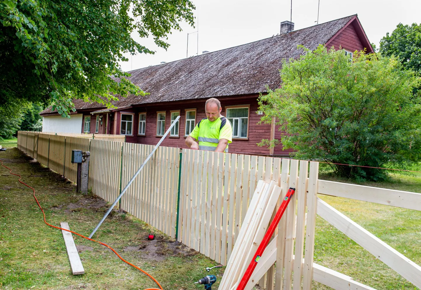 Häädemeeste muuseumi esist ilmestab uus aed, mille paigaldasid kohaliku firma Baum töömehed.