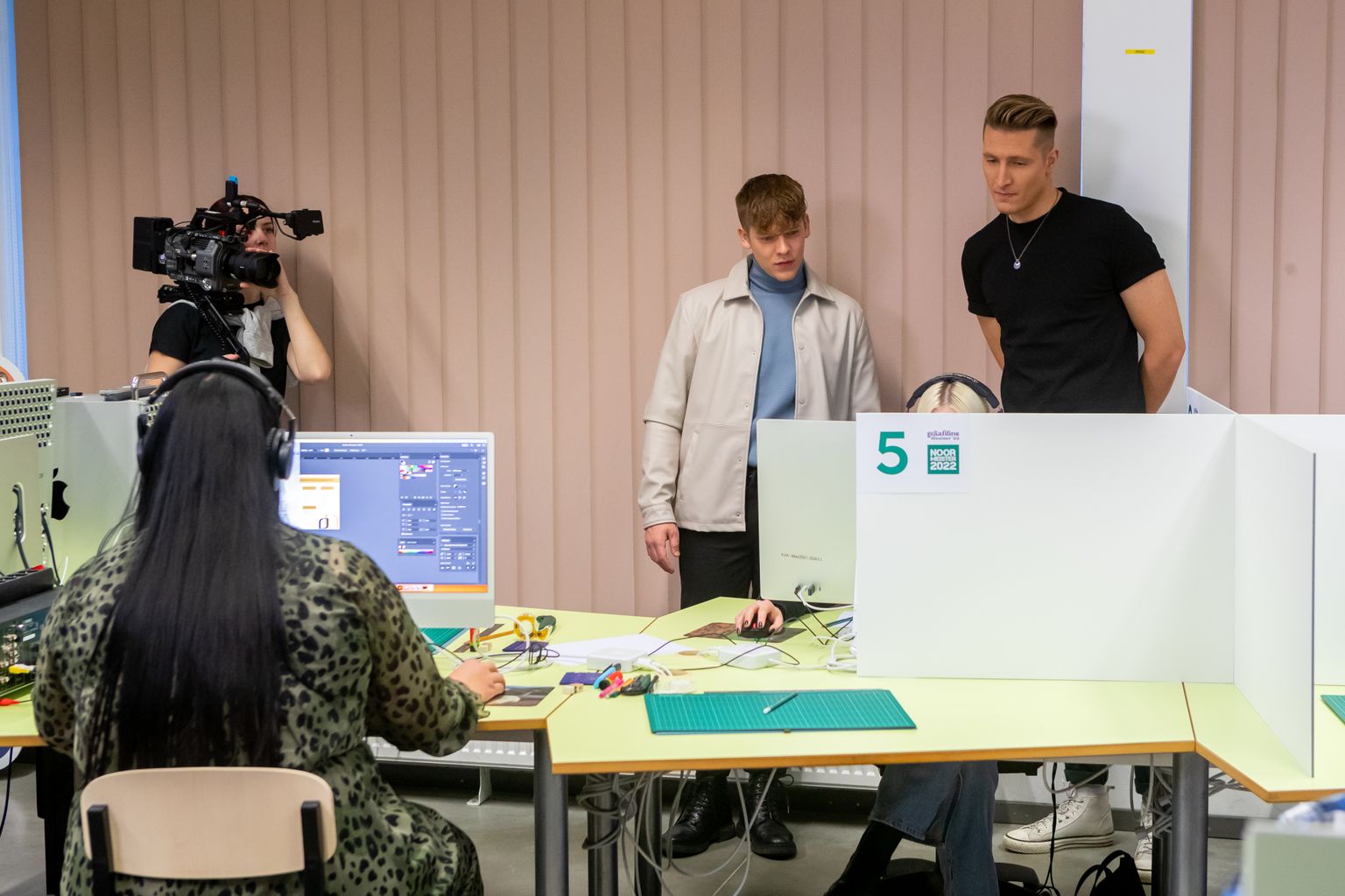 Kolmas saade, kus võistlevad graafilised disainerid, on filmitud Kuressaare ametikoolis. Andrei Zevakin ja Karl-Erik Taukar jälgivad, millega võistlejad tegelevad.