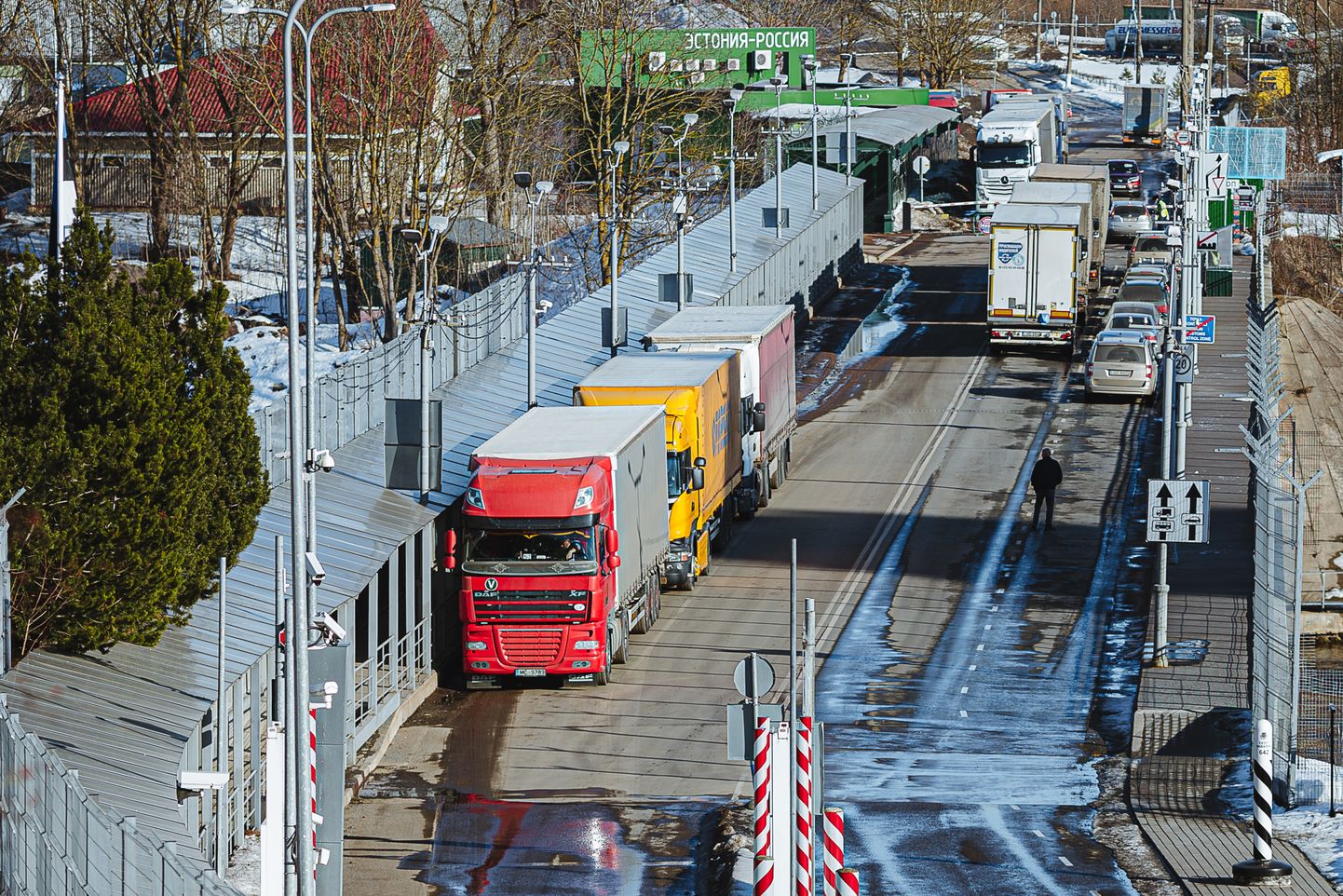 Очередь грузовиков на пограничном мосту в Нарве.