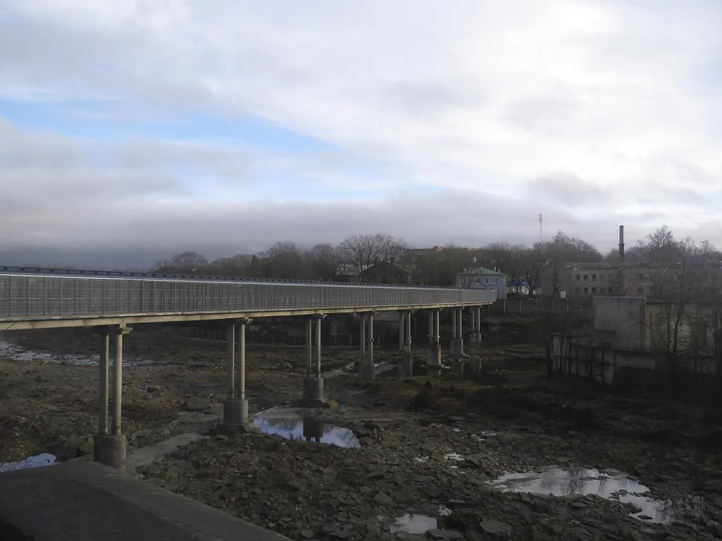 Hiljuti renoveeris osaühing Ehitus5ECO Riigi Kinnisvara aktsiaseltsi tellimusel Narva-2 piiripunkti. Alltöövõtjana osales mahukas ettevõtmises ka Viljandimaa firma AMV Metall, kes kattis üle jõesängi Venemaale viiva jalakäijate silla spetsiaalse kinnise galeriiga. Teine niisugune käigutee monteeriti Narva linnuse kõrvalt Jaanilinna viivale suure sillale.