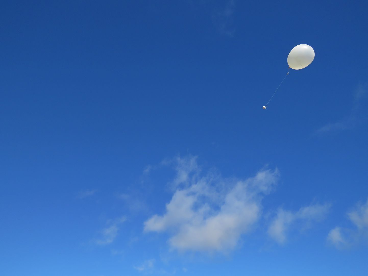 Ilmaõhupalli küljes kuni 30 km kõrgusele õhku tõusev raadiosond