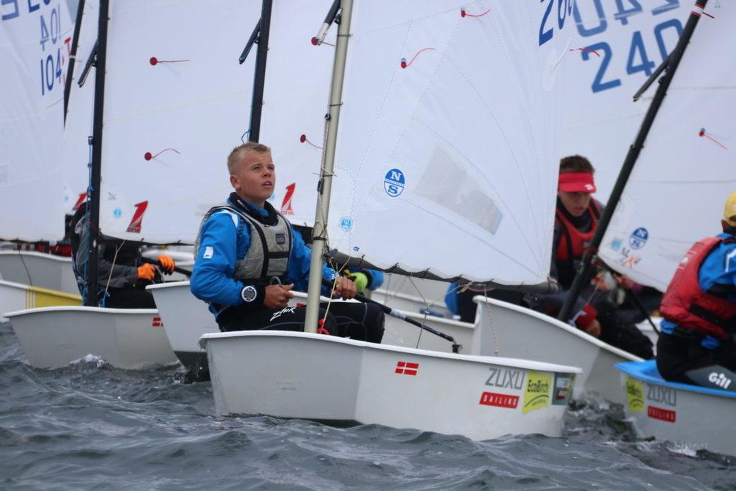 Optimistil purjetav Jõõpre põhikooli õpilane Andrias Sepp juhib Eesti meistrivõistlusi.