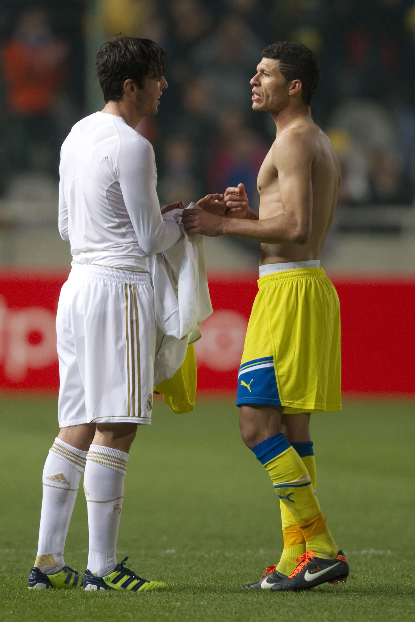 Real Madridi Kaká (vasakul) ja Nicosia APOELi Kaká (paremal) vahetasid kohtumise järel mängusärke.