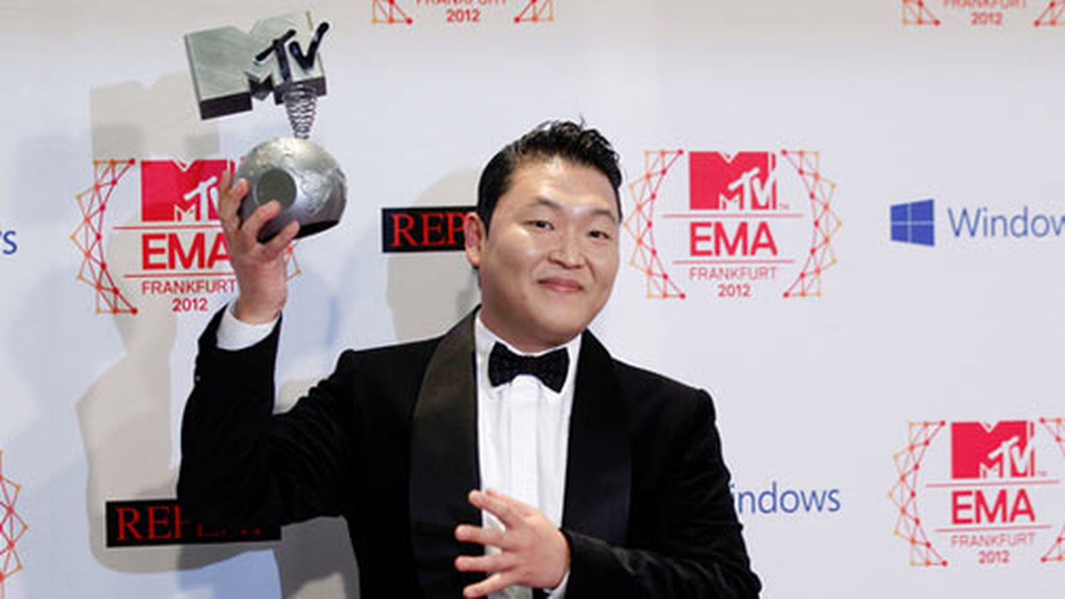 Dienvidkorejiešu reperis PSY, kura youtube grāvējs «Gangnam Style» pēdējo mēnešu laikā kļuvis par īstu interneta sensāciju, aiznesa mājās balvu par labāko mūzikas video