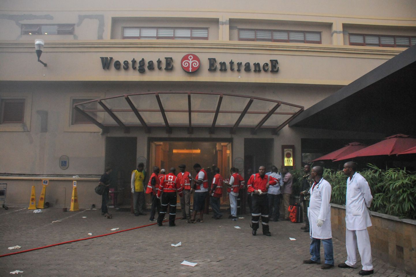 Päästetöötajad Nairobi Westgate´i ostukeskuse peasissepääsu juures