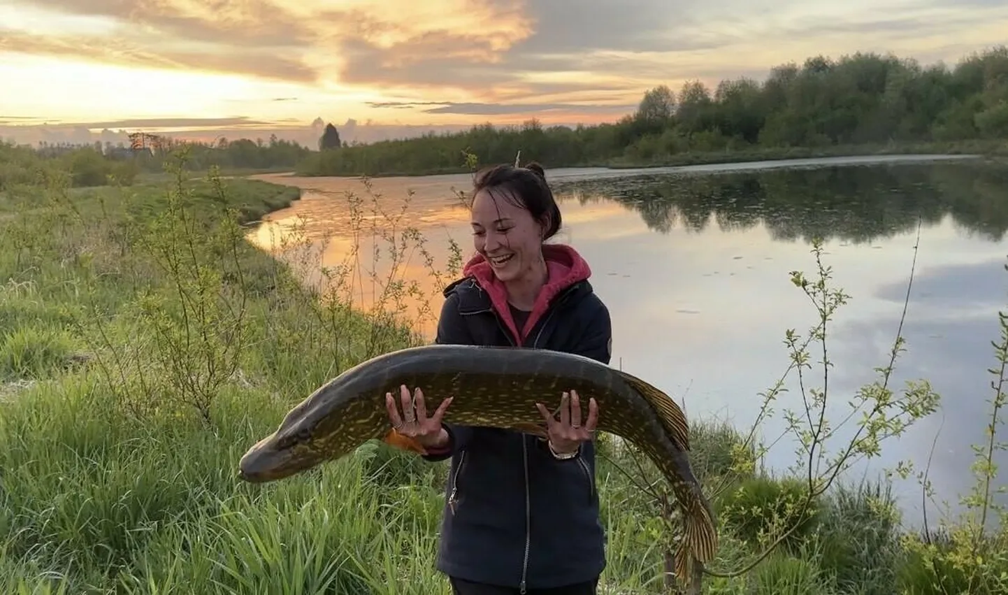 Mari Kuusk Kadrina paisjärvest püütud haugiga.