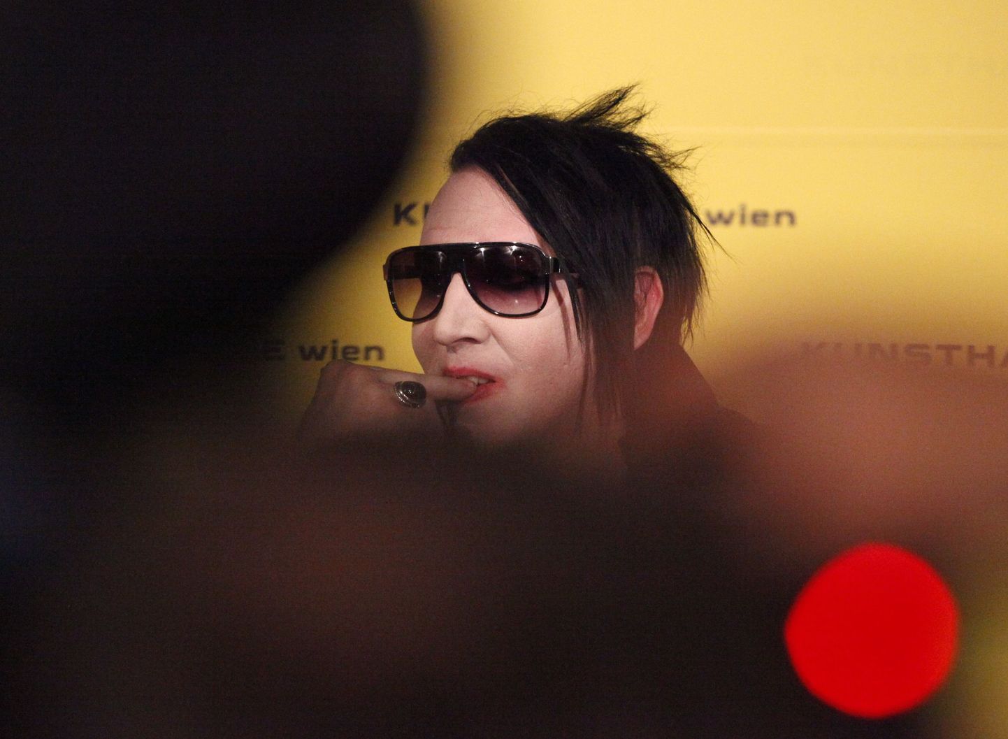 Marilyn Manson poseerib näitust tutvustades