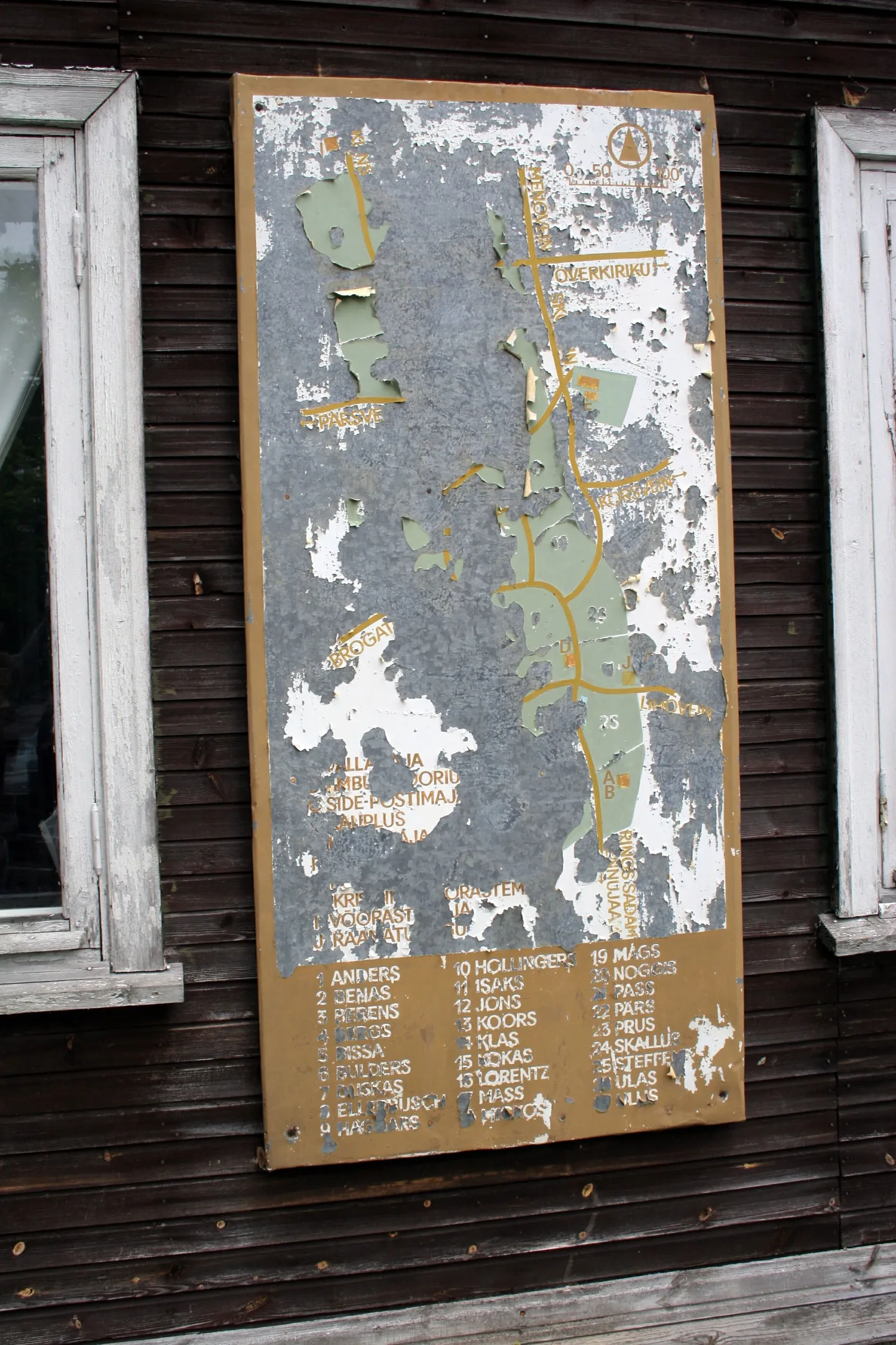 Fotol infotahvel Ruhnu muuseumi seinal suvel 2007.