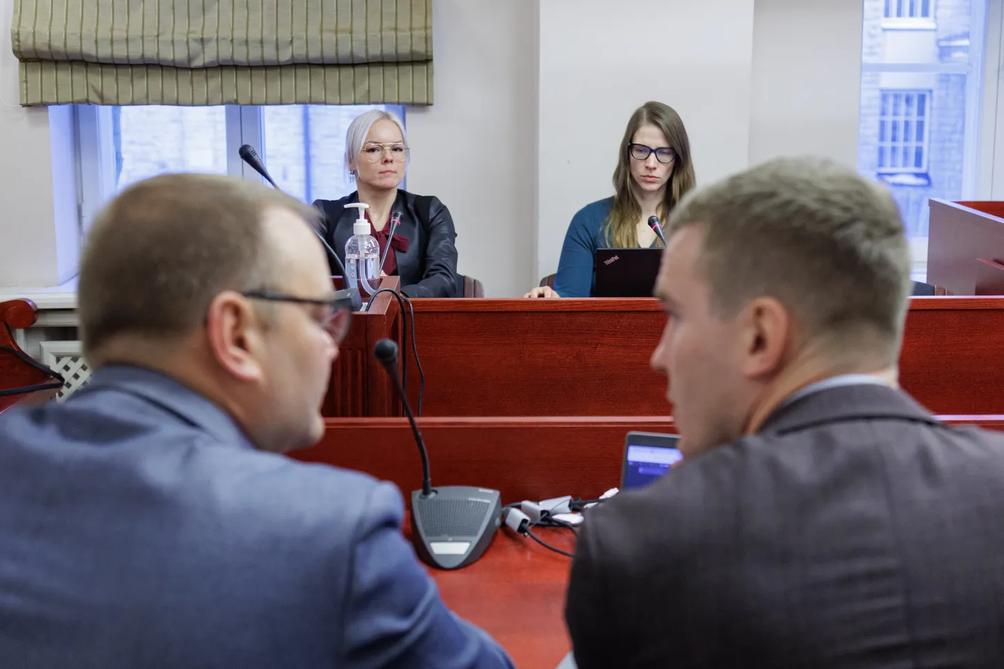 Tsüstilist fibroosi põdev Maarja Teder (vasakul) pöördus halduskohtusse, et kohustada tervisekassat eluks vajalike ravimite eest tasuma. Paremal vandeadvokaat Jaanika Reilik-Bakhoff. Esiplaanil paremalt tervisekassa õigus- ja teabehalduse osakonna juhataja Ergo Pallo ning ravimite ja meditsiiniseadmete osakonna juhataja Erki Laidmäe.