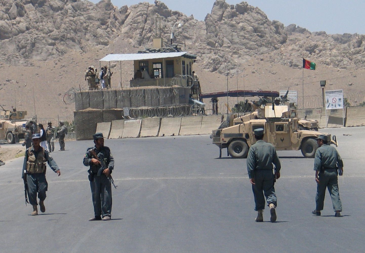 NATO sõdurid ja afgaani politseinikud julgestamas enesetapurünnaku paika Kandaharis.