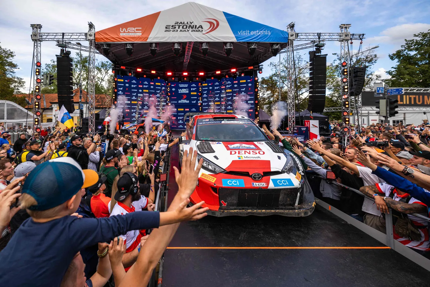 Võidumees Kalle Rovanperä Rally Estonia finišipoodiumil