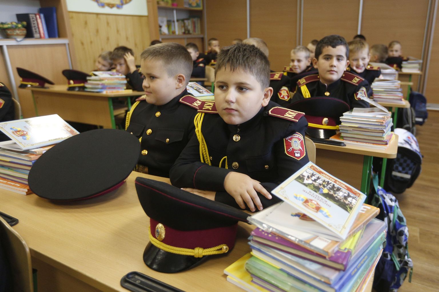 Noored Kiievi kadetilütseumi õpilased esimesel koolipäeval.