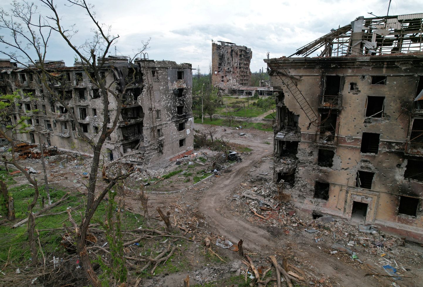 Уничтоженные российскими войсками здания в Мариуполе