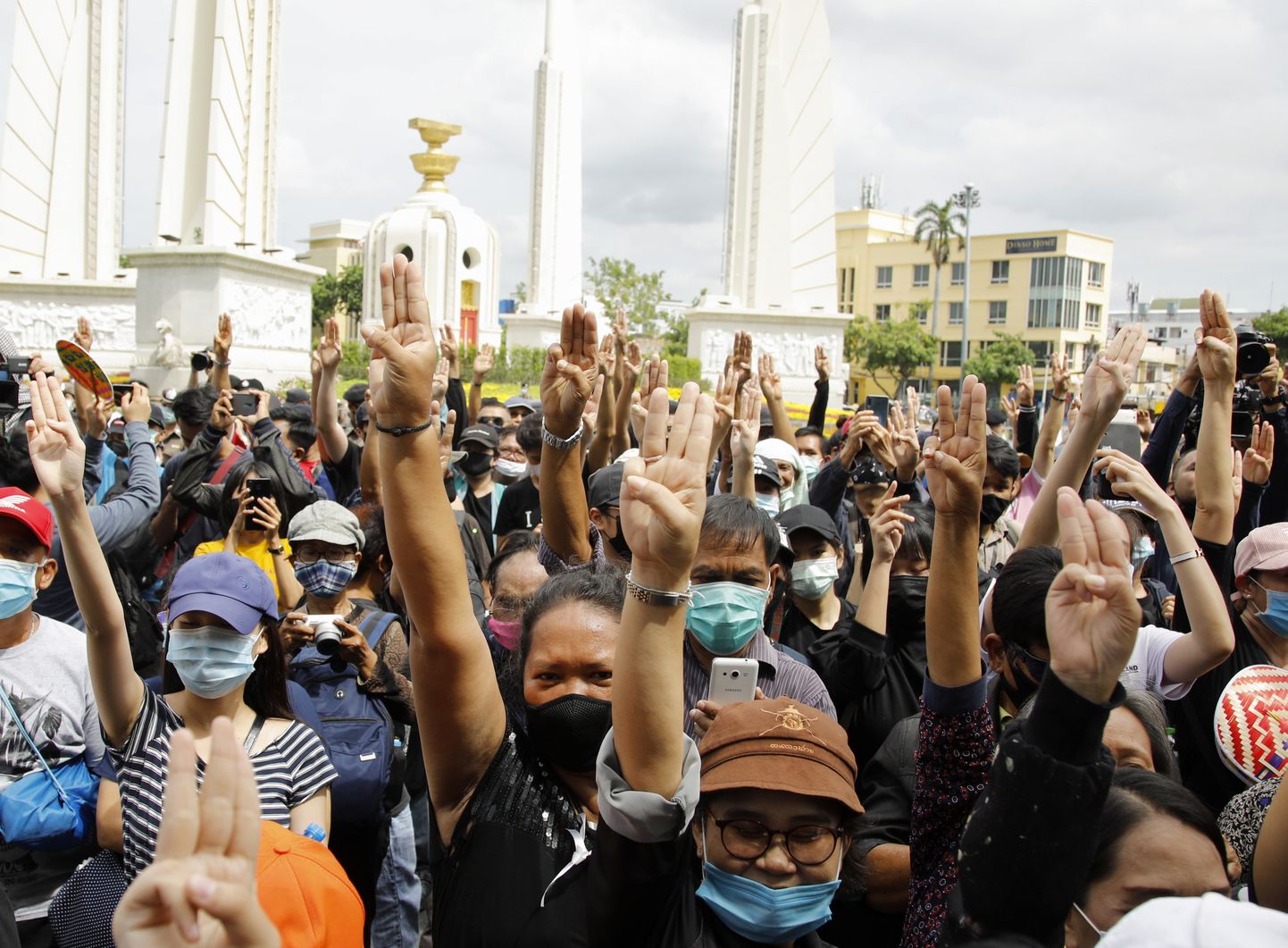 Tai meeleavaldajad näitavad kolmesõrmelist tervitust valitsusvastasel meeleavaldusel, kuhu oli kogunenud politsei teatel kümme tuhat inimest, kes protestivad rojalistliku eliidi ja sõjalise toetusega valitsuse vastu, nõudes ulatuslikke demokraatiameelseid reforme.