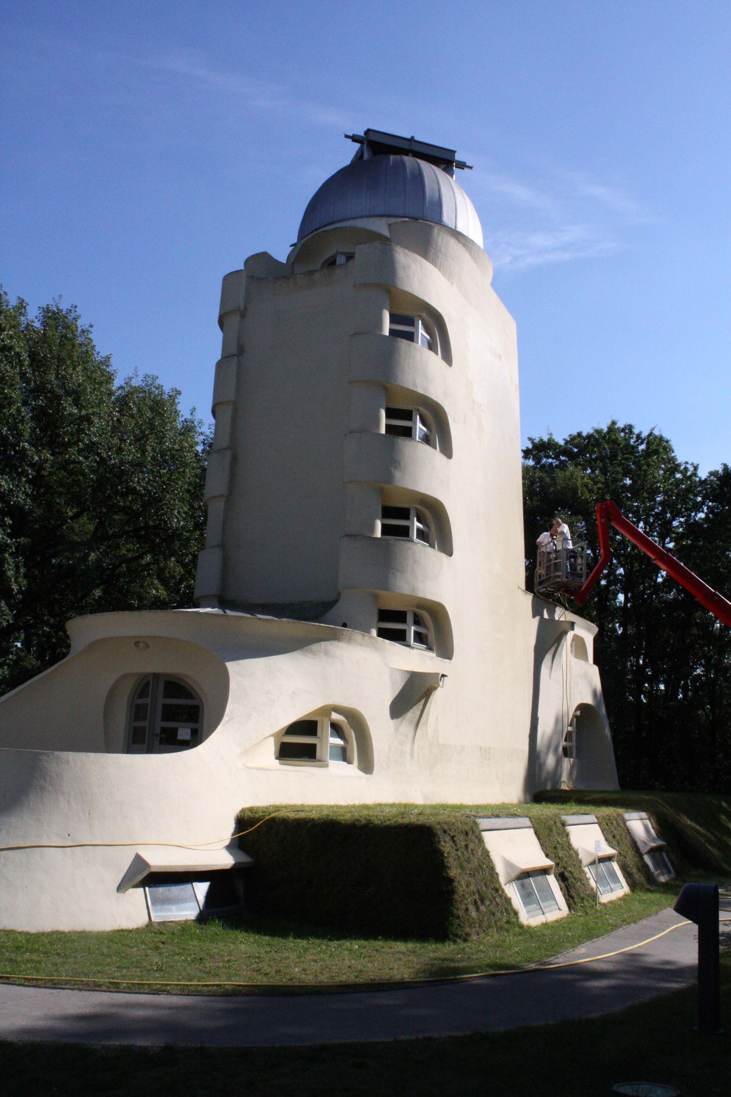 Saksamaal Berliini lähedal Potsdamis Telegrafenbergi ehk Telegraafimäe teaduspargis võib näha kummalist ja veidike kuulsa kataloonlase Antoni Gaudí art nouveau stiili meenutavat torni. Kuid see pole Gaudí projekteeritud, vaid hoopis saksa arhitekti Erich Mendelsoni looming. 1921. aastal valminud ekspressionistlik torn ehitati selleks, et mõõta ülitäpselt Päikese gravitatsioonist tingitud üliväikesed spektrijoonte nihked, mida nüüd tuntakse punanihkena. Sellega püüti tõestada Einsteini üldrelatiivsusteooriat. Mistõttu kannab päikeseobservatoorium Einsteini torni nime. Einstein selles ei töötanud, küll aga toetas päikeseteleskoobi ehitamist ja külastas seda kord koos arhitektiga. Tema kommentaar torni arhitektuurile oli pärast mõnetunnilist mõtlemist lühike: „Orgaaniline.”