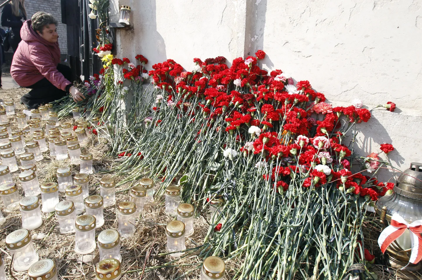 Lilled ja küünlad lennukatastroofi hukkunute mälestuseks.
