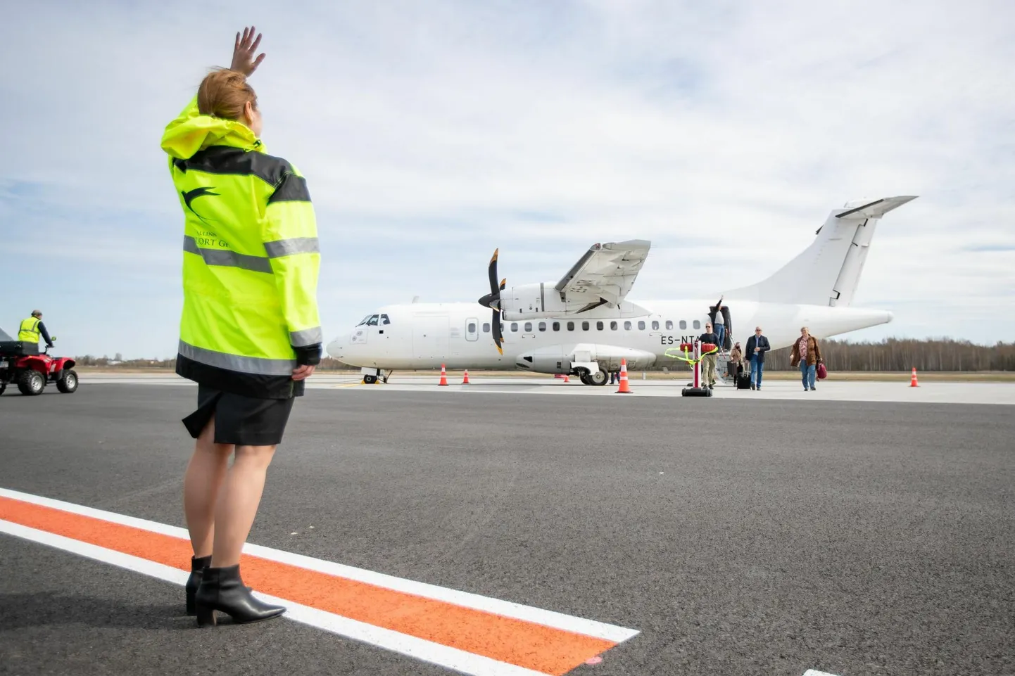 Nyxairi 50-kohaline Saab 2000 mullu Pärnu lennuväljal.